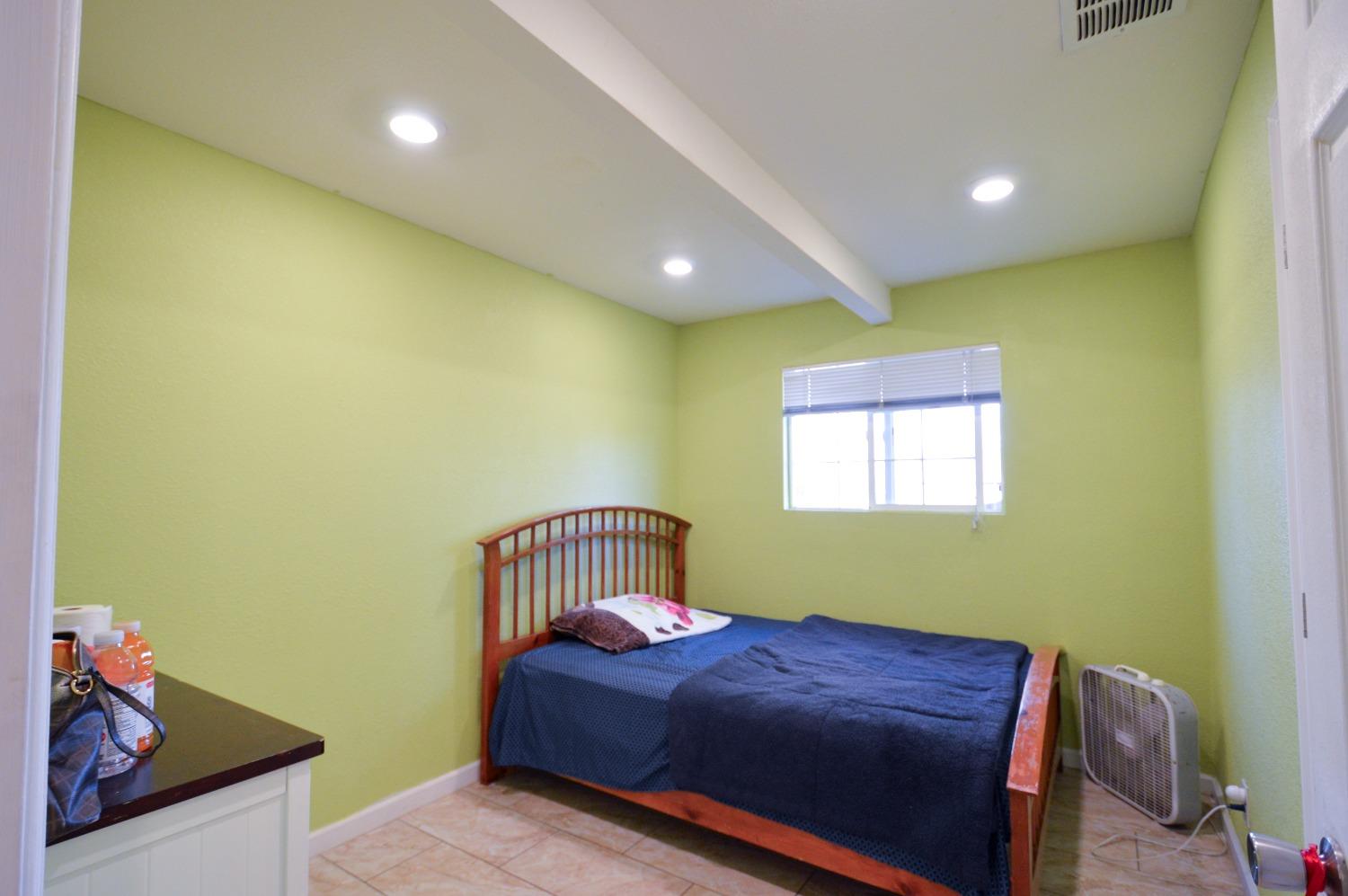 Detail Gallery Image 7 of 17 For 296 Redondo Ave, Sacramento,  CA 95815 - 3 Beds | 1 Baths