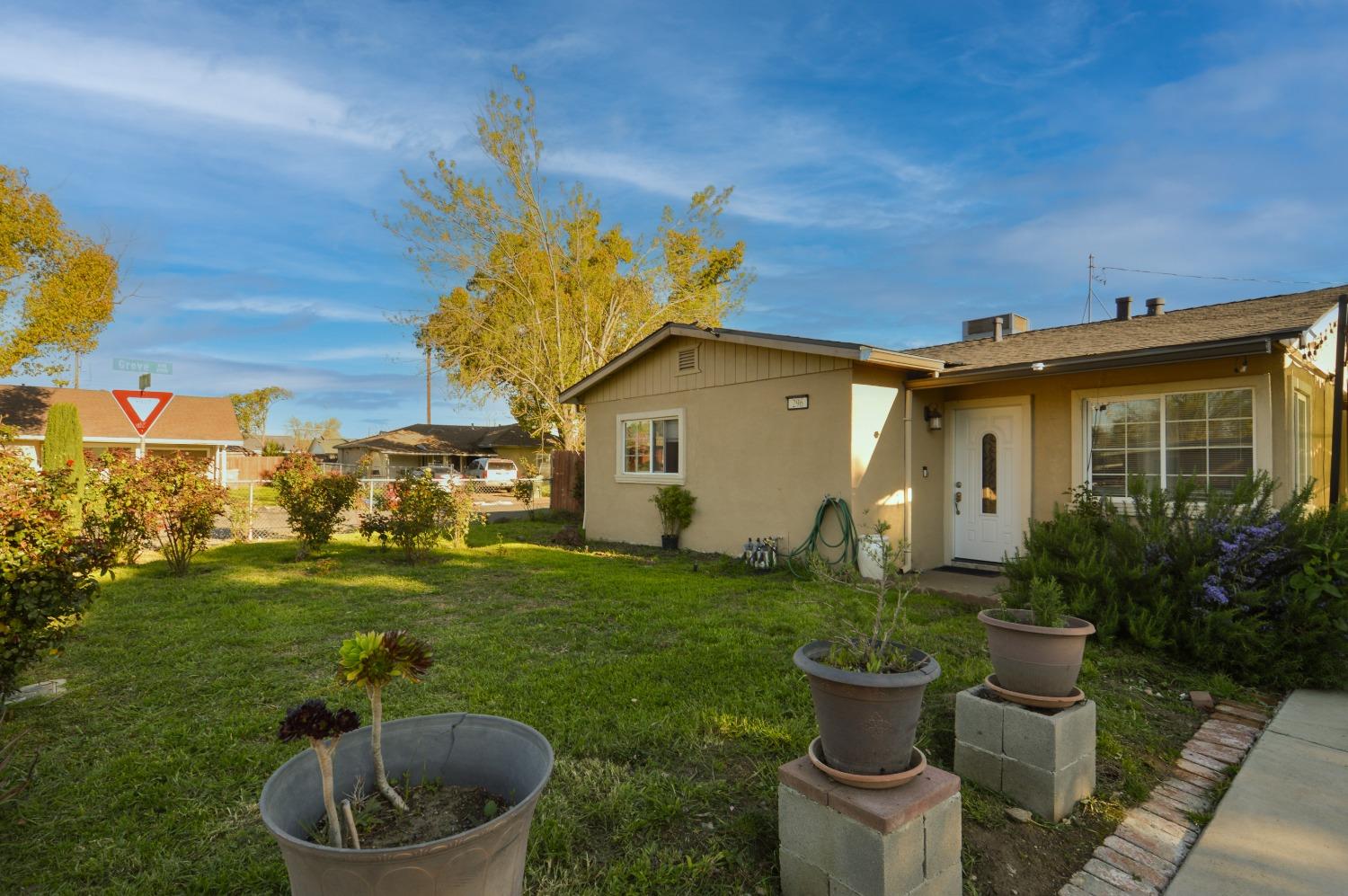Detail Gallery Image 3 of 17 For 296 Redondo Ave, Sacramento,  CA 95815 - 3 Beds | 1 Baths