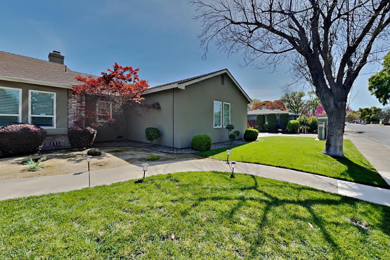 Detail Gallery Image 4 of 92 For 2100 Sherwood - a Ave, Modesto,  CA 95350 - 3 Beds | 2/1 Baths