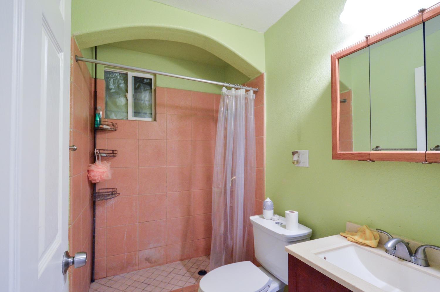Detail Gallery Image 10 of 17 For 296 Redondo Ave, Sacramento,  CA 95815 - 3 Beds | 1 Baths