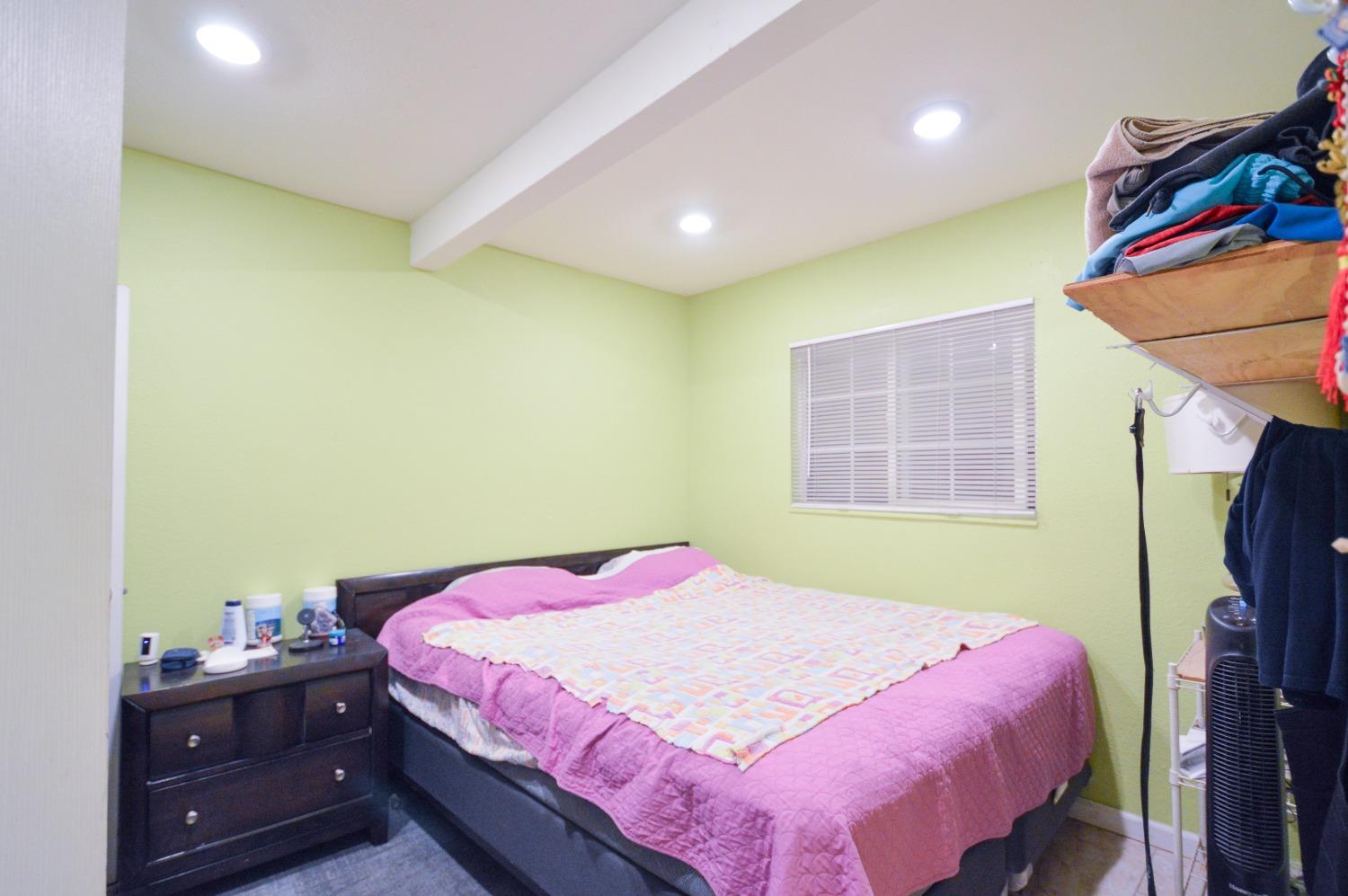 Detail Gallery Image 9 of 17 For 296 Redondo Ave, Sacramento,  CA 95815 - 3 Beds | 1 Baths