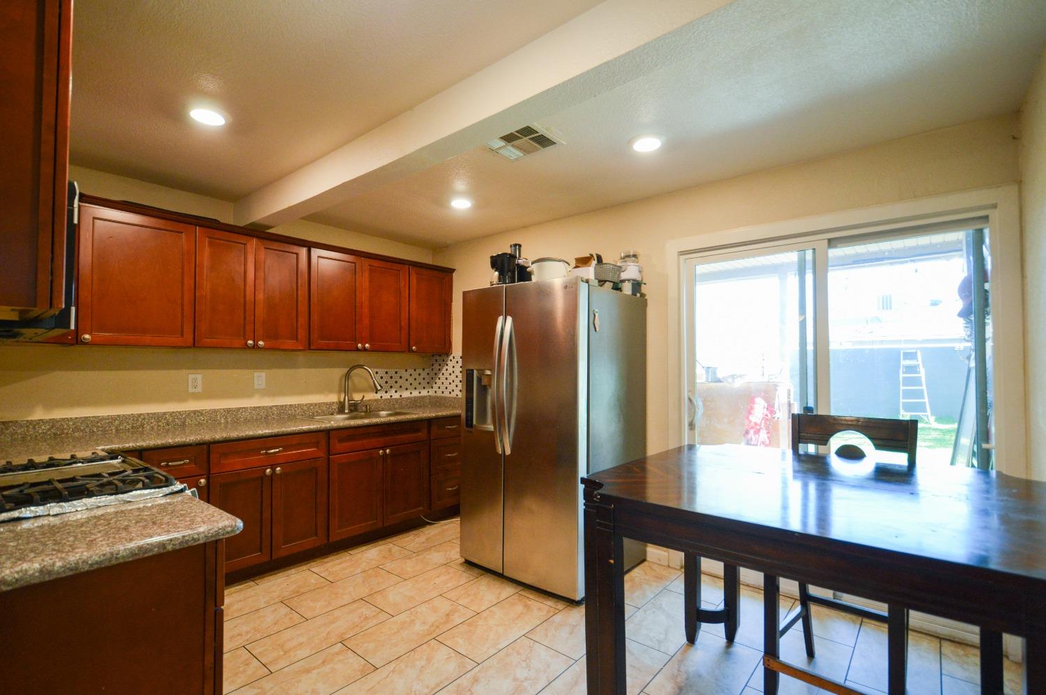 Detail Gallery Image 6 of 17 For 296 Redondo Ave, Sacramento,  CA 95815 - 3 Beds | 1 Baths