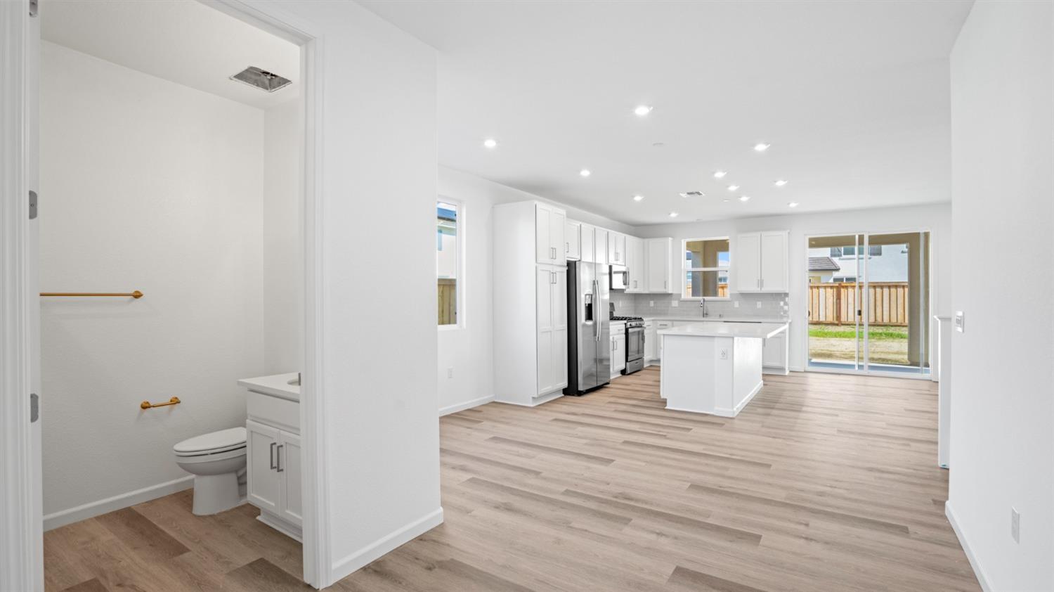Detail Gallery Image 4 of 43 For 1095 Jarupa Dr, Lathrop,  CA 95330 - 4 Beds | 2 Baths