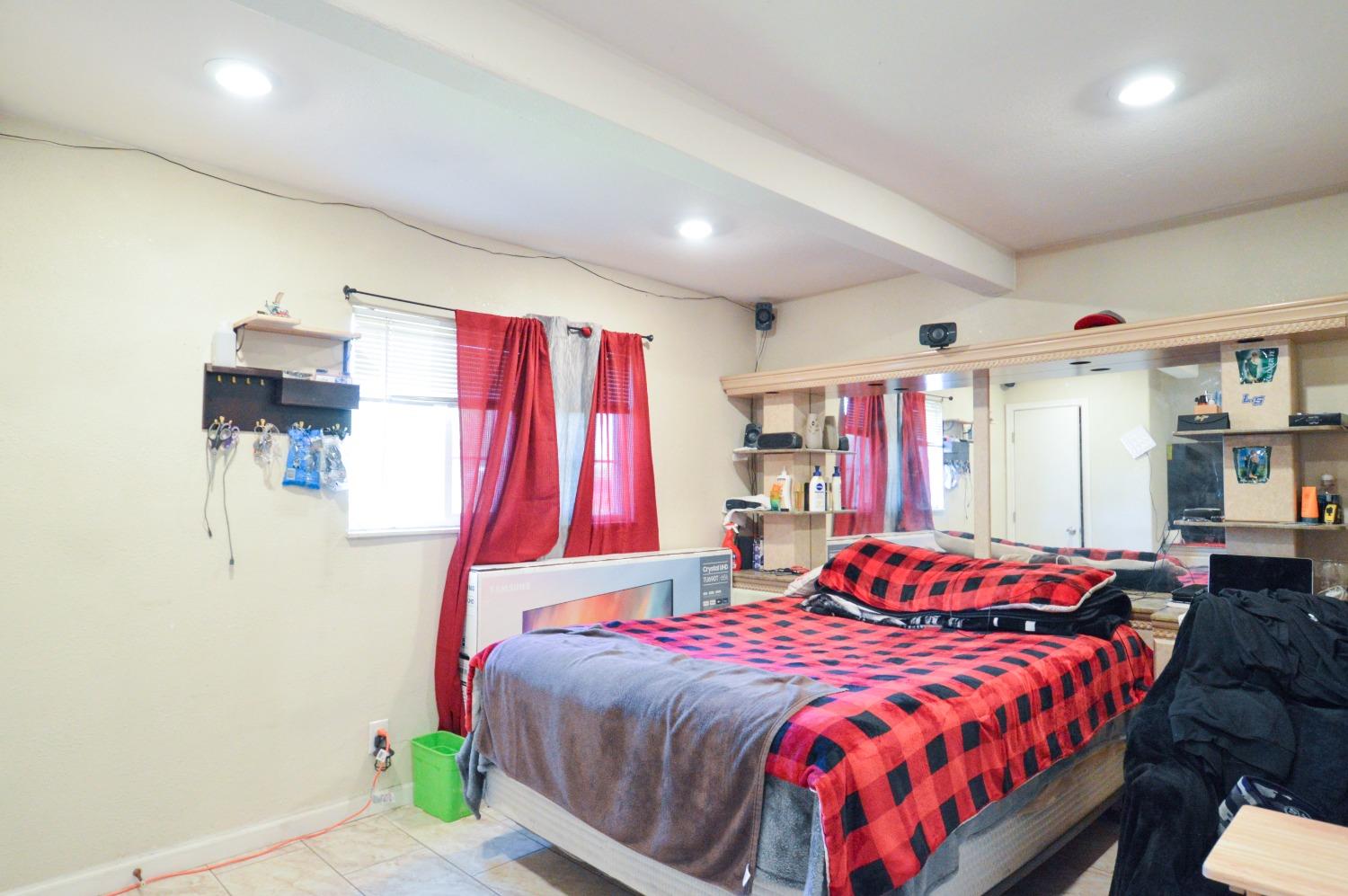 Detail Gallery Image 8 of 17 For 296 Redondo Ave, Sacramento,  CA 95815 - 3 Beds | 1 Baths