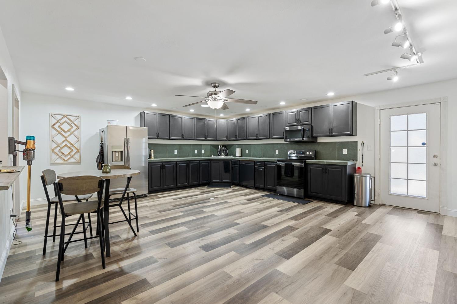 Detail Gallery Image 9 of 30 For 3540 Granby Dr, Sacramento,  CA 95827 - 3 Beds | 2 Baths