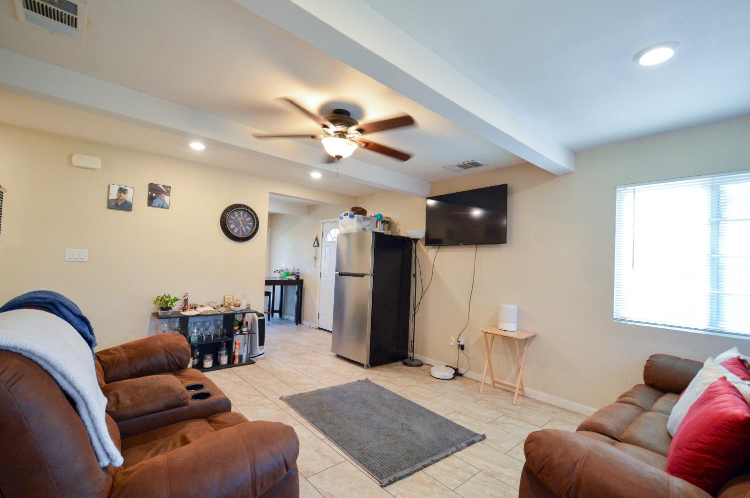 Detail Gallery Image 5 of 17 For 296 Redondo Ave, Sacramento,  CA 95815 - 3 Beds | 1 Baths