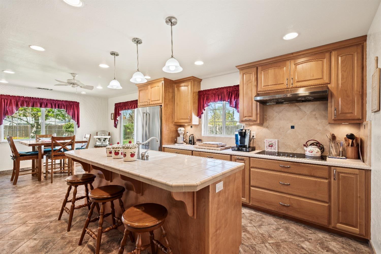Detail Gallery Image 6 of 39 For 3529 Ridgewood Way, Sacramento,  CA 95821 - 4 Beds | 2/1 Baths