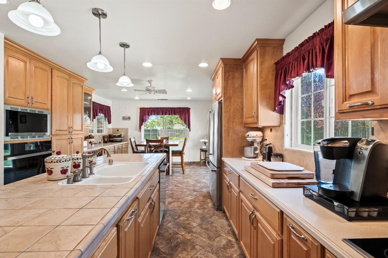 Detail Gallery Image 9 of 39 For 3529 Ridgewood Way, Sacramento,  CA 95821 - 4 Beds | 2/1 Baths