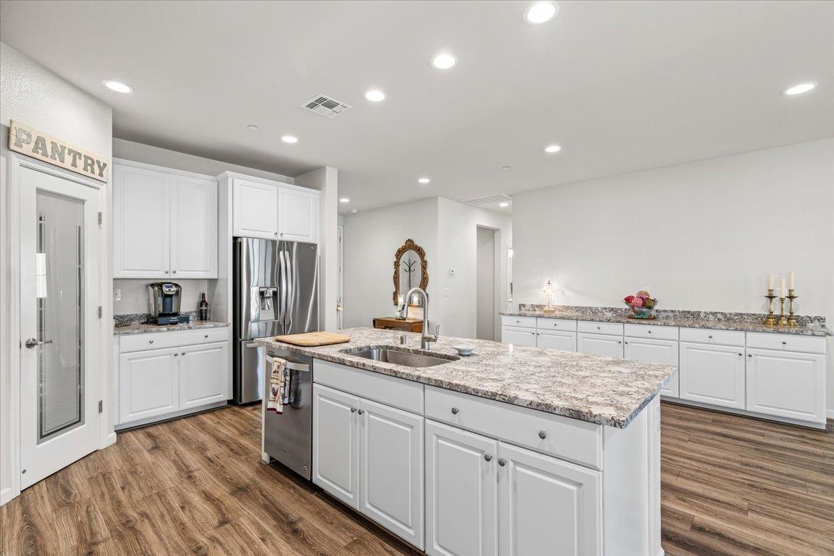 Detail Gallery Image 14 of 80 For 2693 Shadow Berry Dr, Manteca,  CA 95336 - 3 Beds | 2 Baths