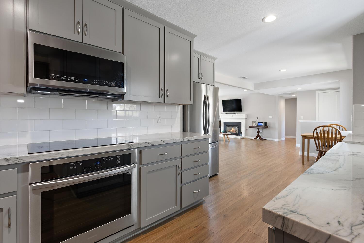 Detail Gallery Image 4 of 27 For 6407 Oakridge Way, Sacramento,  CA 95831 - 2 Beds | 2/1 Baths