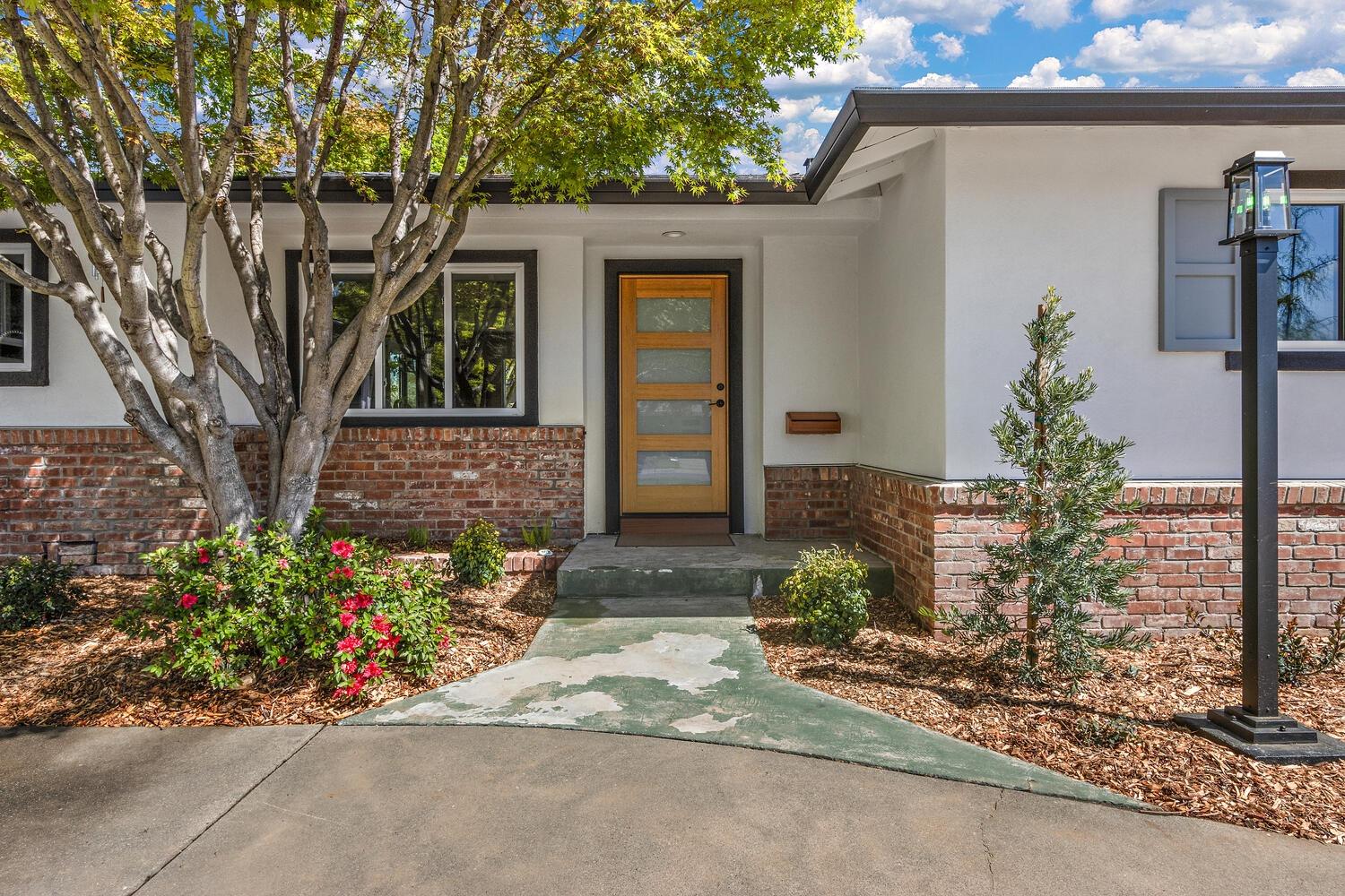 Detail Gallery Image 2 of 27 For 6407 Oakridge Way, Sacramento,  CA 95831 - 2 Beds | 2/1 Baths
