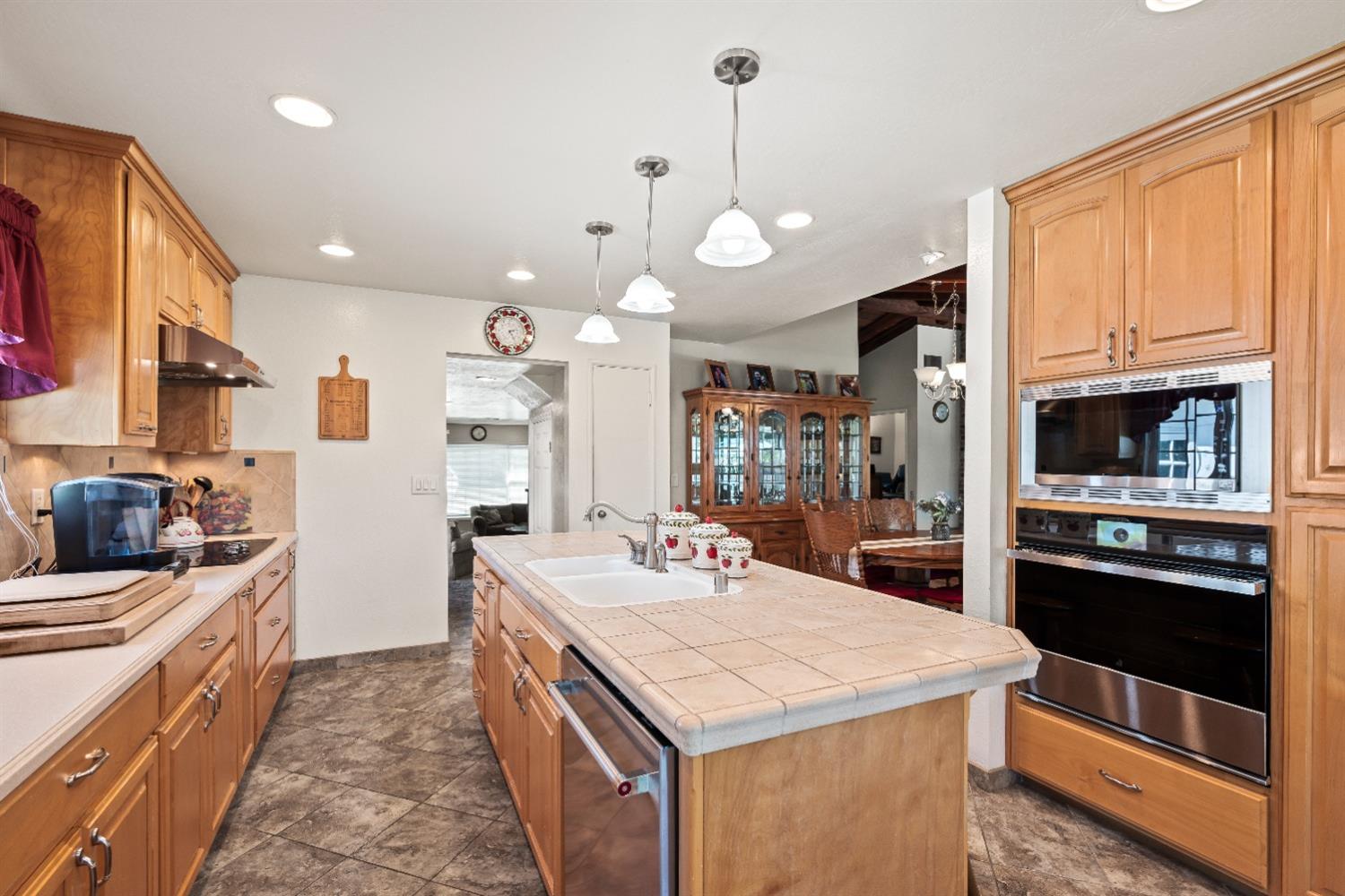 Detail Gallery Image 8 of 39 For 3529 Ridgewood Way, Sacramento,  CA 95821 - 4 Beds | 2/1 Baths