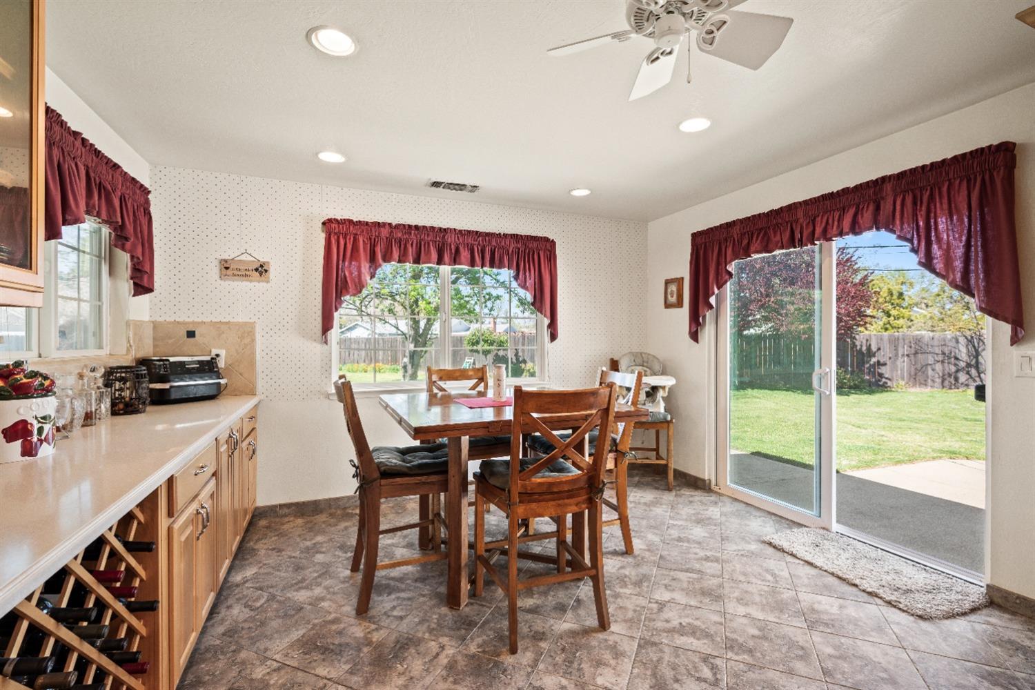 Detail Gallery Image 10 of 39 For 3529 Ridgewood Way, Sacramento,  CA 95821 - 4 Beds | 2/1 Baths
