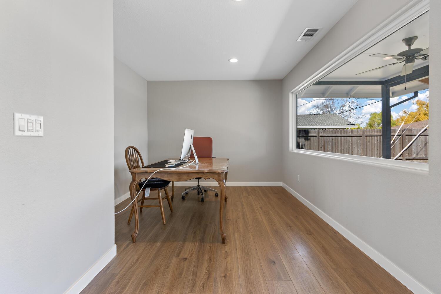 Detail Gallery Image 10 of 27 For 6407 Oakridge Way, Sacramento,  CA 95831 - 2 Beds | 2/1 Baths