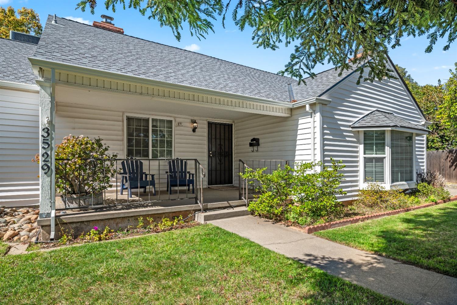 Detail Gallery Image 2 of 39 For 3529 Ridgewood Way, Sacramento,  CA 95821 - 4 Beds | 2/1 Baths