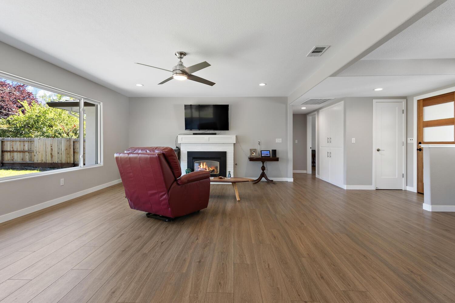 Detail Gallery Image 11 of 27 For 6407 Oakridge Way, Sacramento,  CA 95831 - 2 Beds | 2/1 Baths