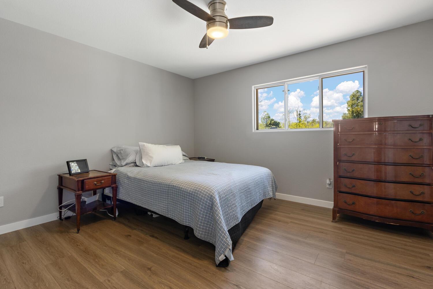 Detail Gallery Image 12 of 27 For 6407 Oakridge Way, Sacramento,  CA 95831 - 2 Beds | 2/1 Baths