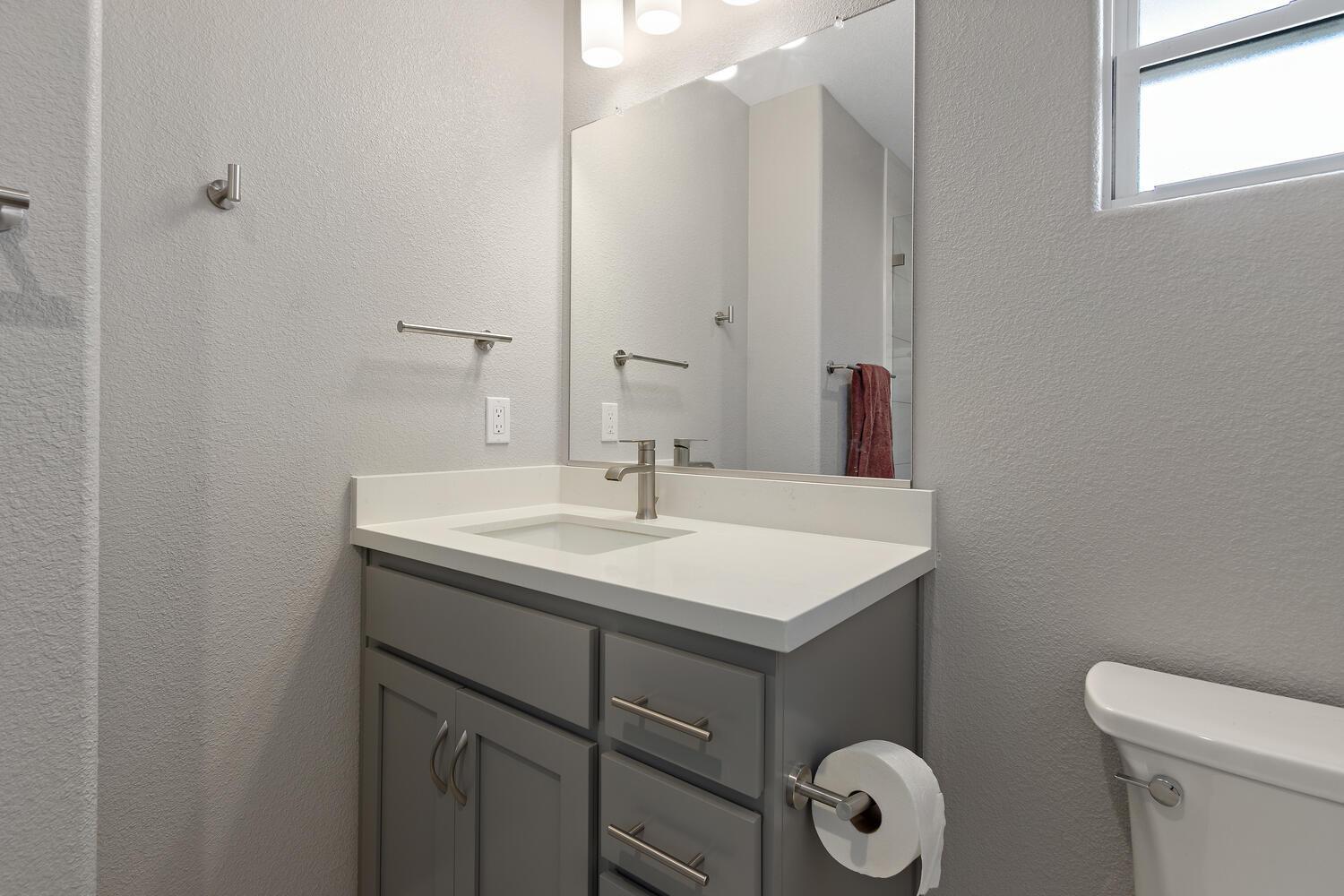 Detail Gallery Image 14 of 27 For 6407 Oakridge Way, Sacramento,  CA 95831 - 2 Beds | 2/1 Baths