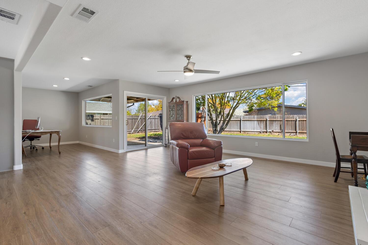 Detail Gallery Image 8 of 27 For 6407 Oakridge Way, Sacramento,  CA 95831 - 2 Beds | 2/1 Baths