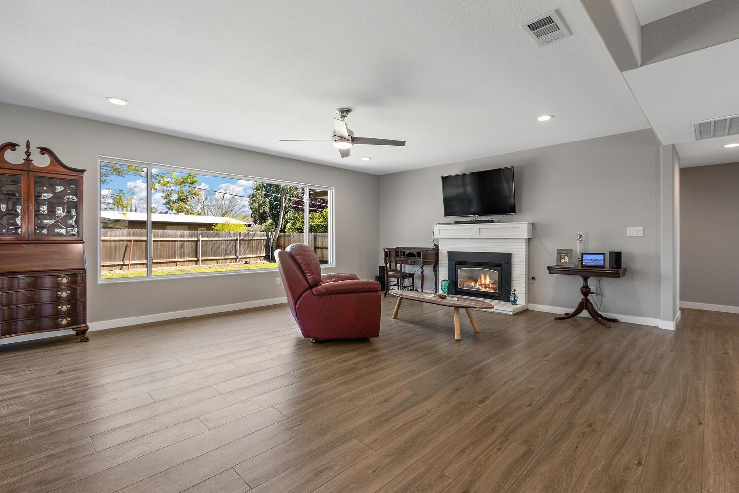 Detail Gallery Image 7 of 27 For 6407 Oakridge Way, Sacramento,  CA 95831 - 2 Beds | 2/1 Baths