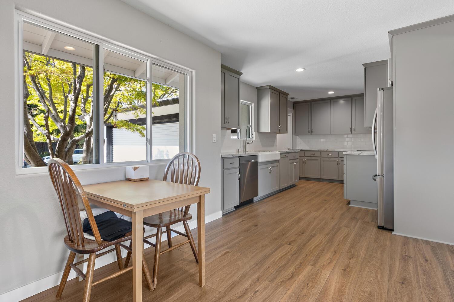 Detail Gallery Image 3 of 27 For 6407 Oakridge Way, Sacramento,  CA 95831 - 2 Beds | 2/1 Baths