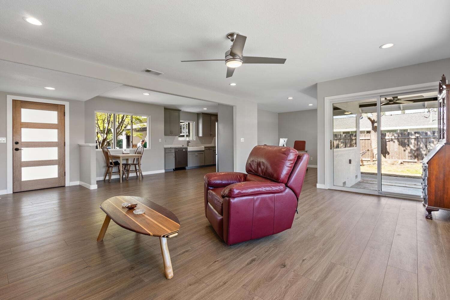 Detail Gallery Image 9 of 27 For 6407 Oakridge Way, Sacramento,  CA 95831 - 2 Beds | 2/1 Baths