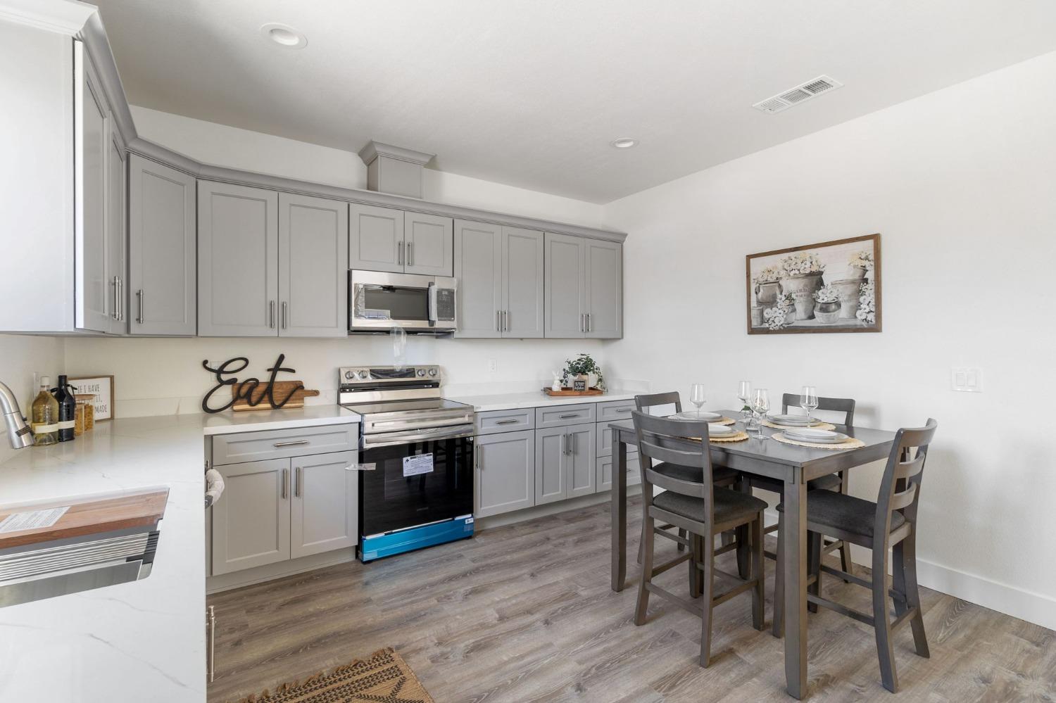 Detail Gallery Image 4 of 22 For 1444 Chronicle Ave, Stockton,  CA 95205 - 4 Beds | 2 Baths