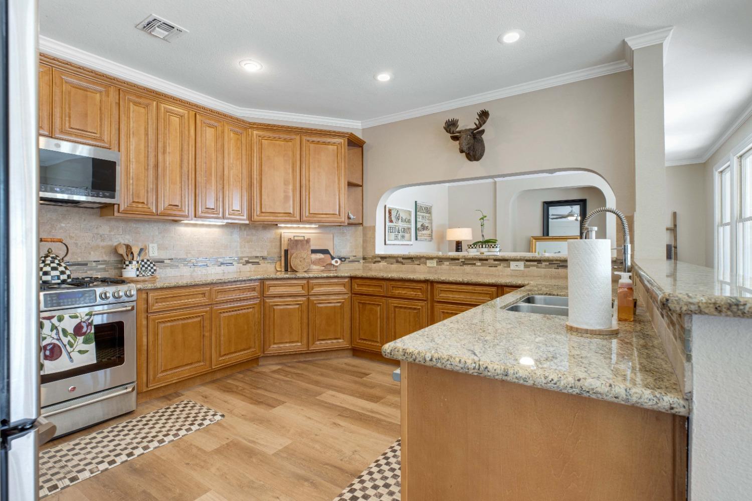 Detail Gallery Image 17 of 97 For 8724 N Oaks Dr, Oakdale,  CA 95361 - 5 Beds | 4 Baths
