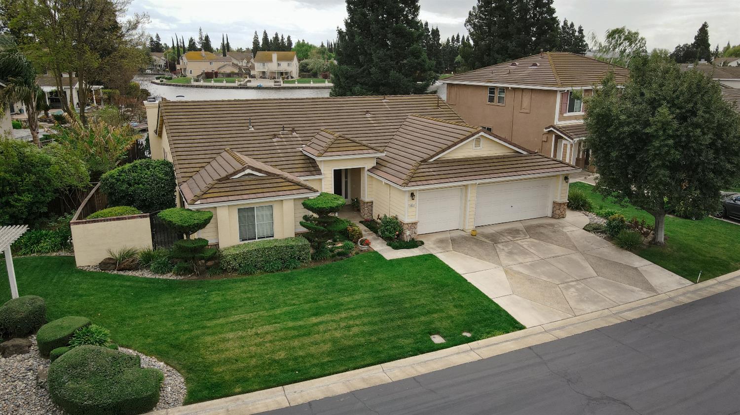 Detail Gallery Image 6 of 58 For 3912 Oak Shores Dr, Stockton,  CA 95209 - 4 Beds | 2/1 Baths