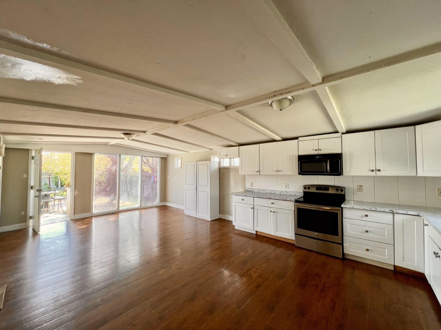 Detail Gallery Image 5 of 21 For 3118 Eastern Ave, Sacramento,  CA 95821 - 3 Beds | 3 Baths