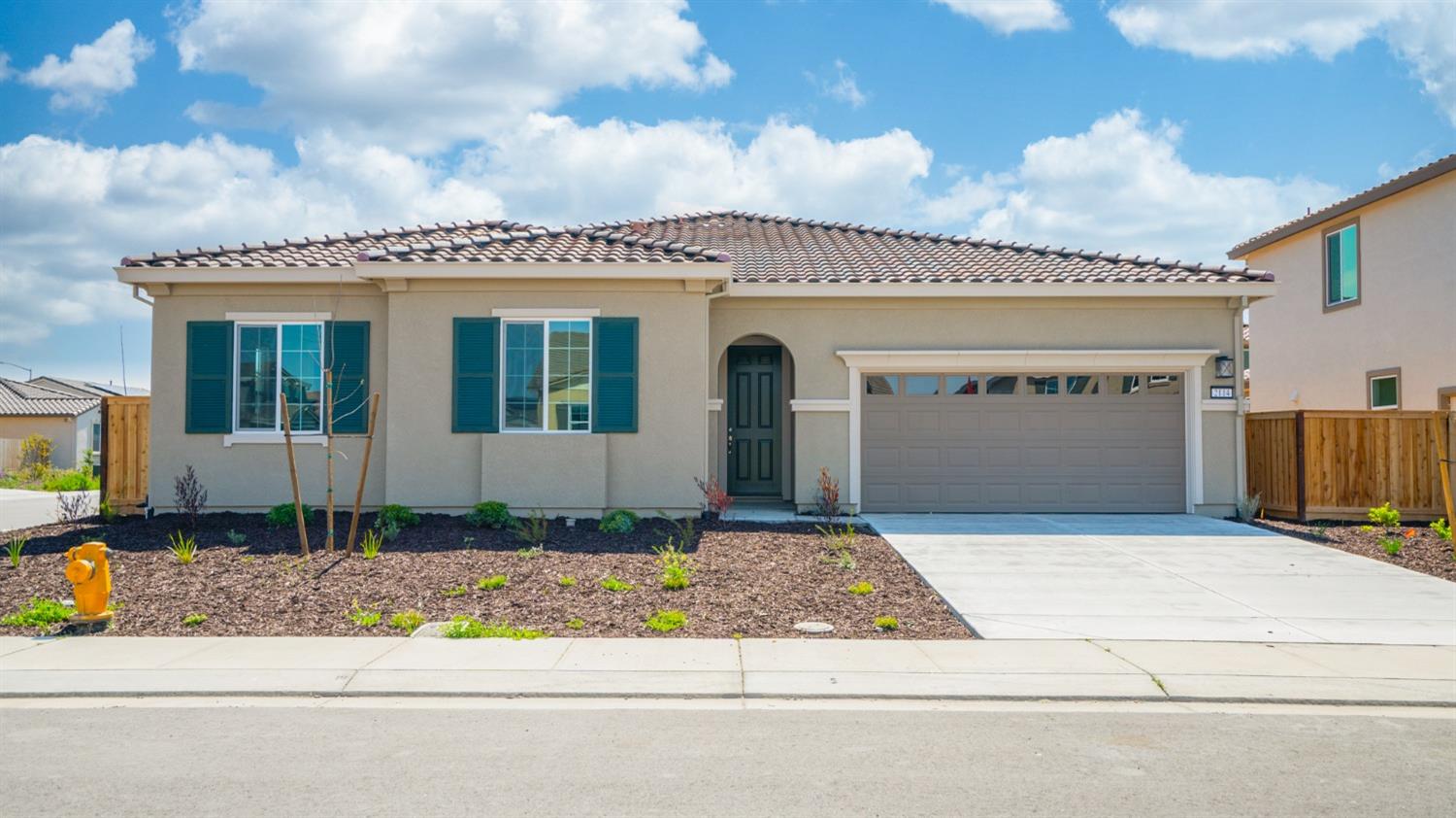 Detail Gallery Image 2 of 37 For 2114 Geneva Way, Manteca,  CA 95337 - 3 Beds | 2/1 Baths
