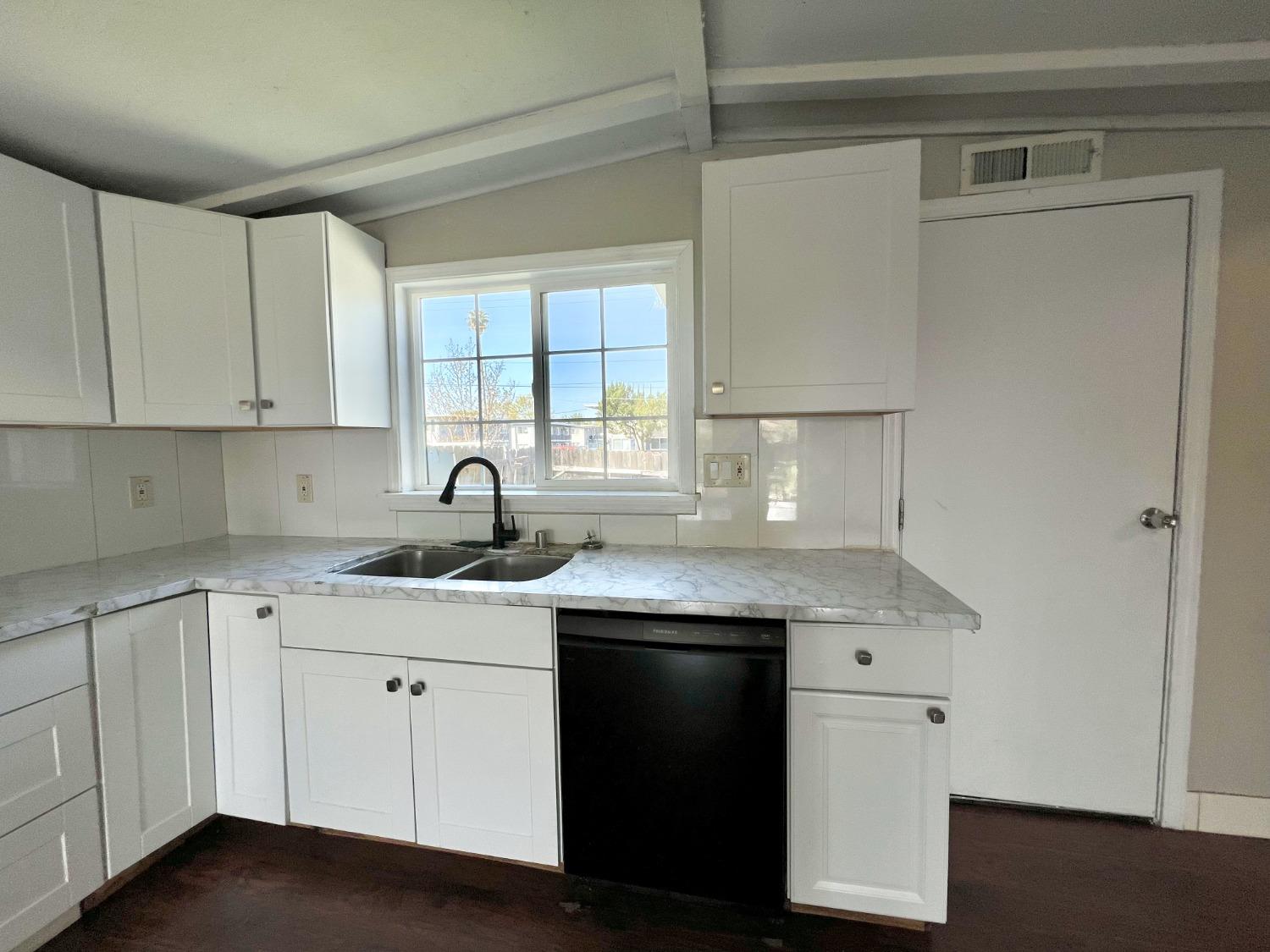 Detail Gallery Image 4 of 21 For 3118 Eastern Ave, Sacramento,  CA 95821 - 3 Beds | 3 Baths