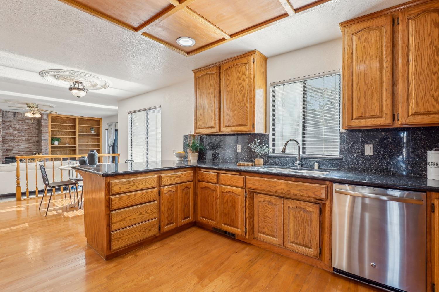 Detail Gallery Image 7 of 83 For 170 Audubon Cir, Sacramento,  CA 95831 - 4 Beds | 4/1 Baths