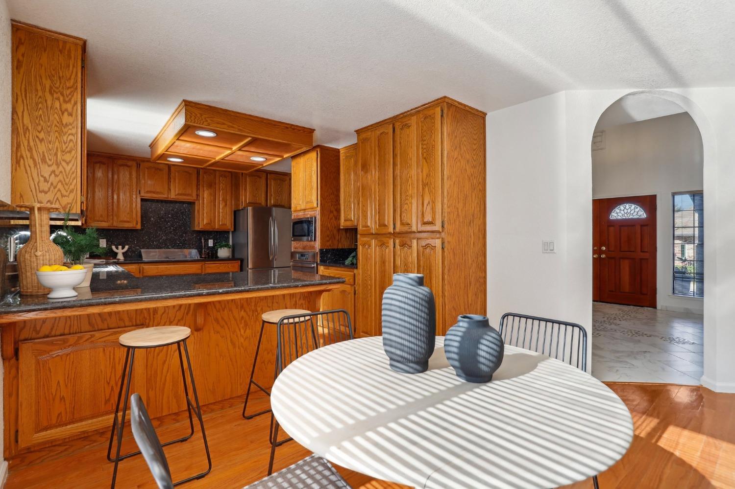Detail Gallery Image 8 of 83 For 170 Audubon Cir, Sacramento,  CA 95831 - 4 Beds | 4/1 Baths
