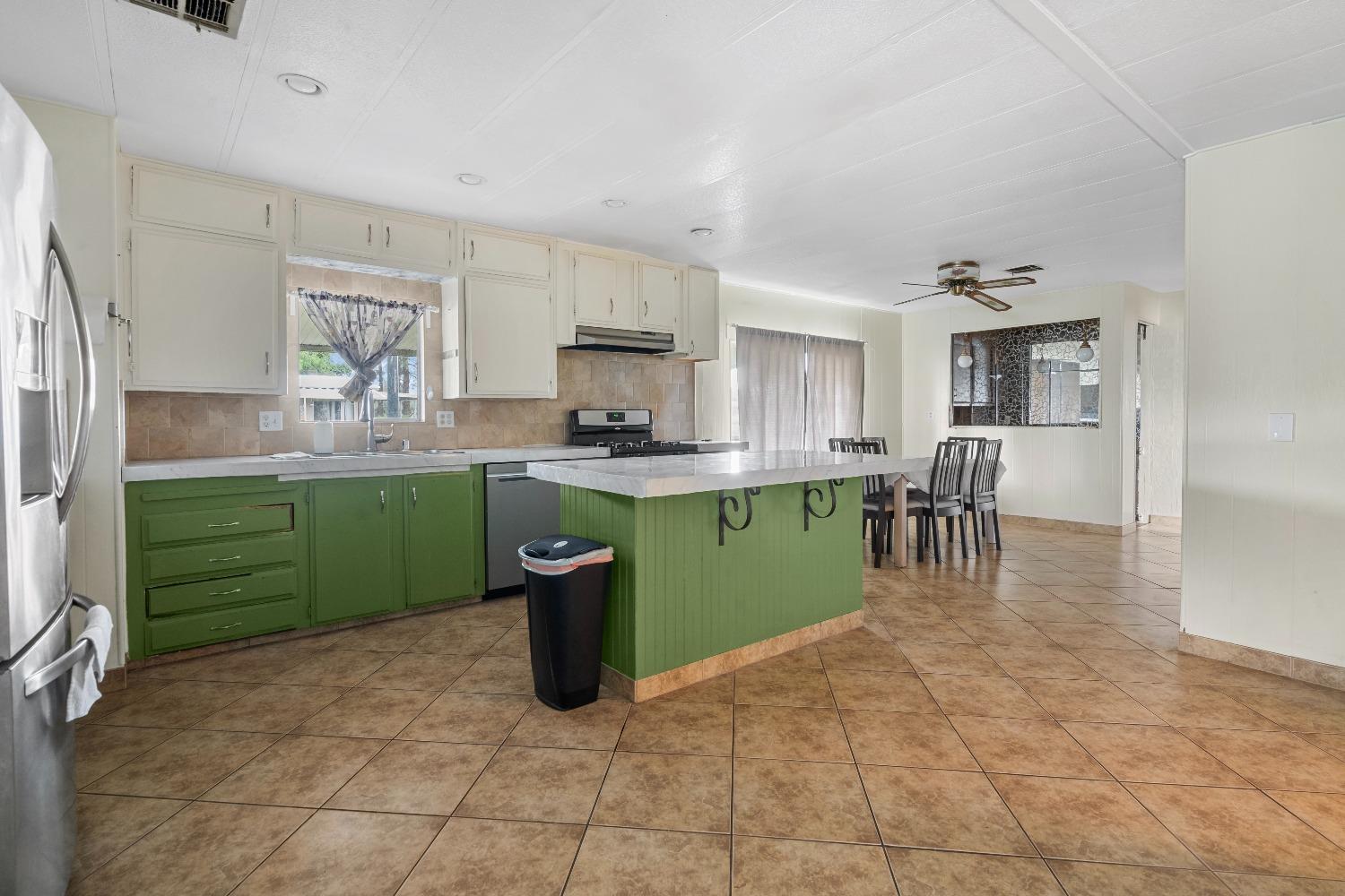 Detail Gallery Image 14 of 39 For 5100 N Highway 99 90, Stockton,  CA 95212 - 3 Beds | 3 Baths