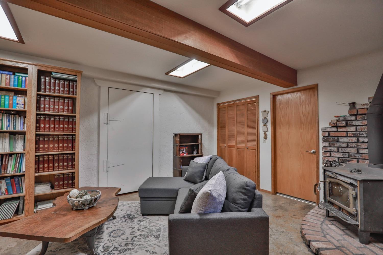 Detail Gallery Image 26 of 83 For 6091 Dutch Mine Rd, Diamond Springs,  CA 95619 - 4 Beds | 3 Baths