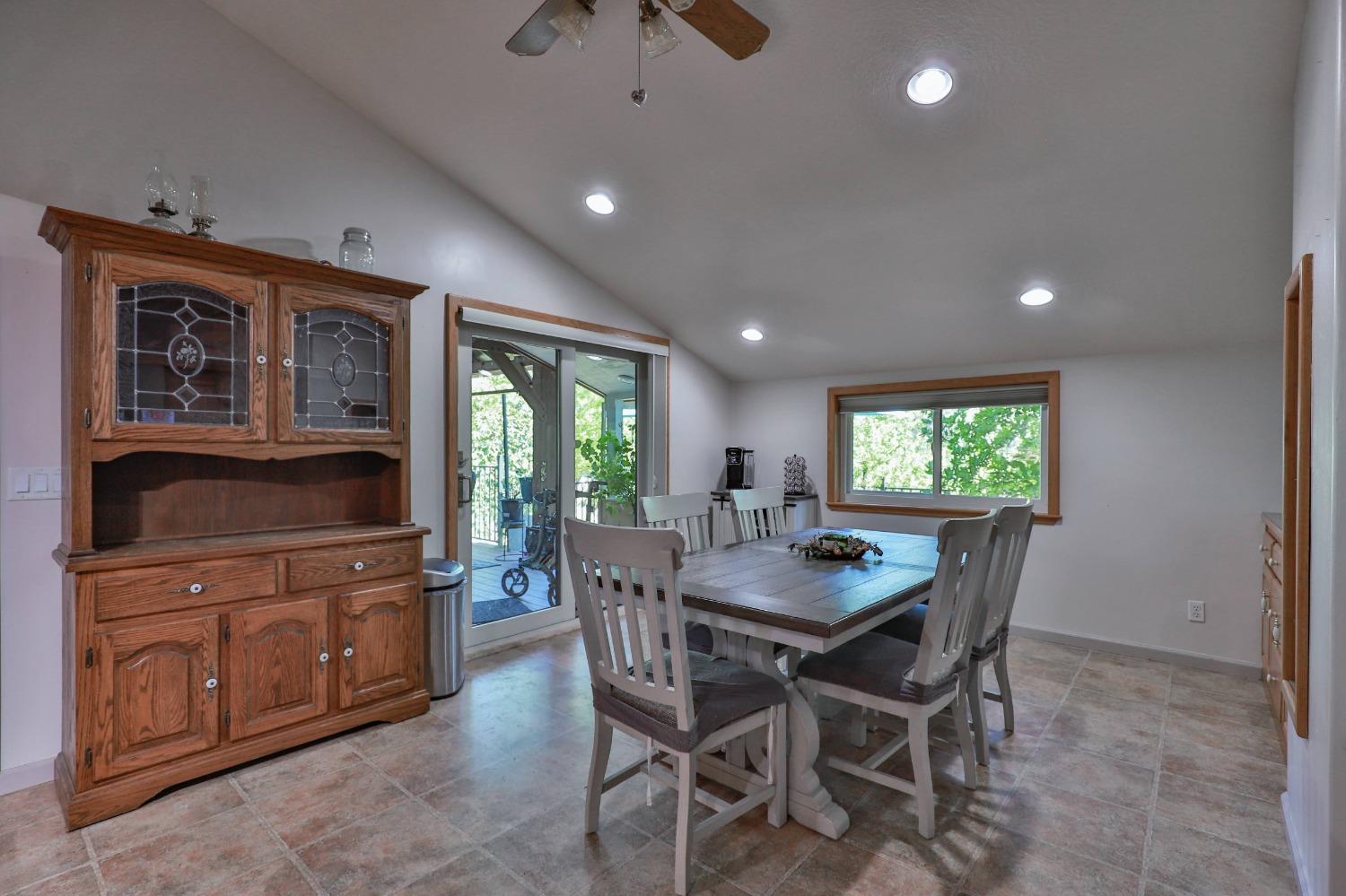 Detail Gallery Image 9 of 83 For 6091 Dutch Mine Rd, Diamond Springs,  CA 95619 - 4 Beds | 3 Baths