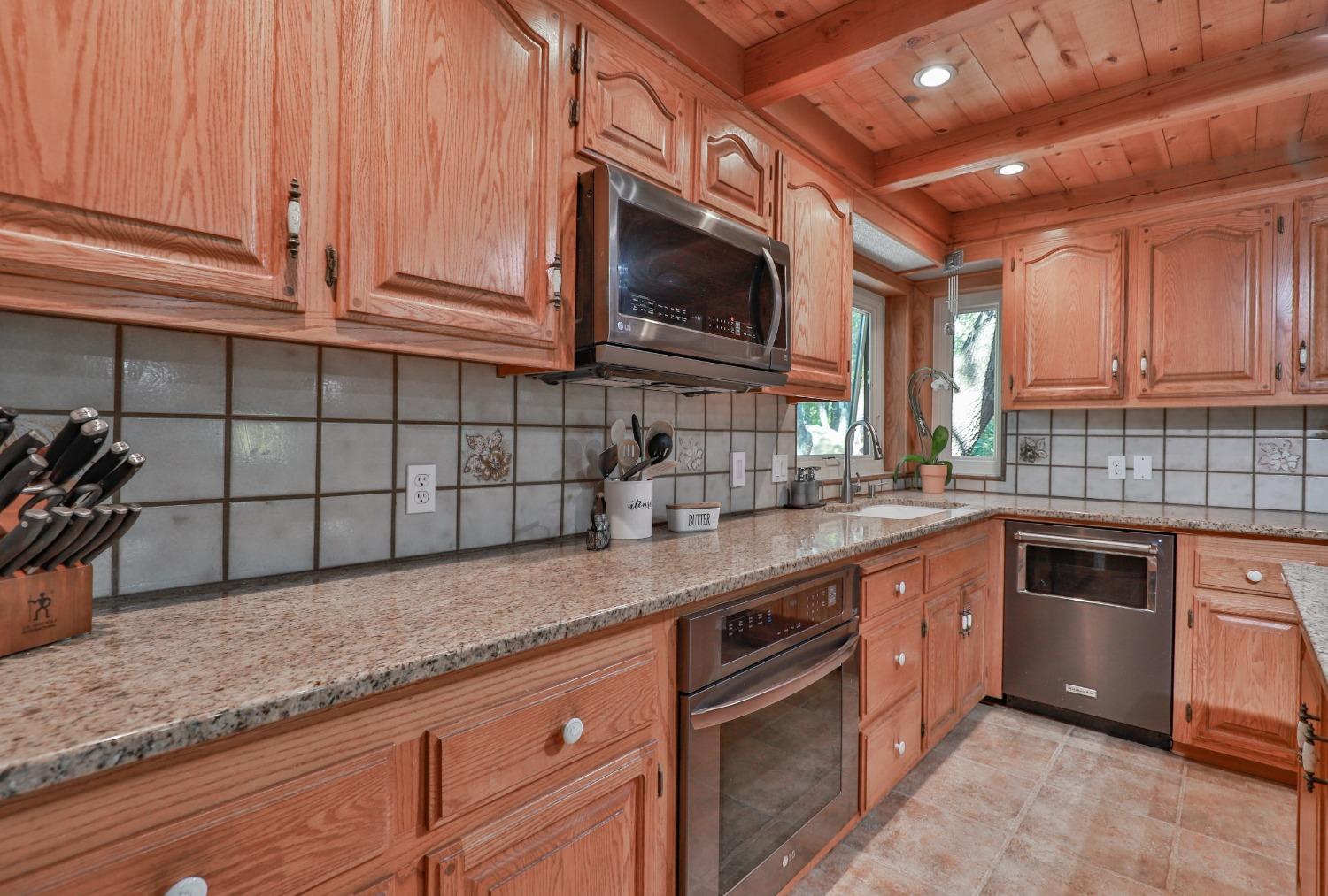 Detail Gallery Image 7 of 83 For 6091 Dutch Mine Rd, Diamond Springs,  CA 95619 - 4 Beds | 3 Baths