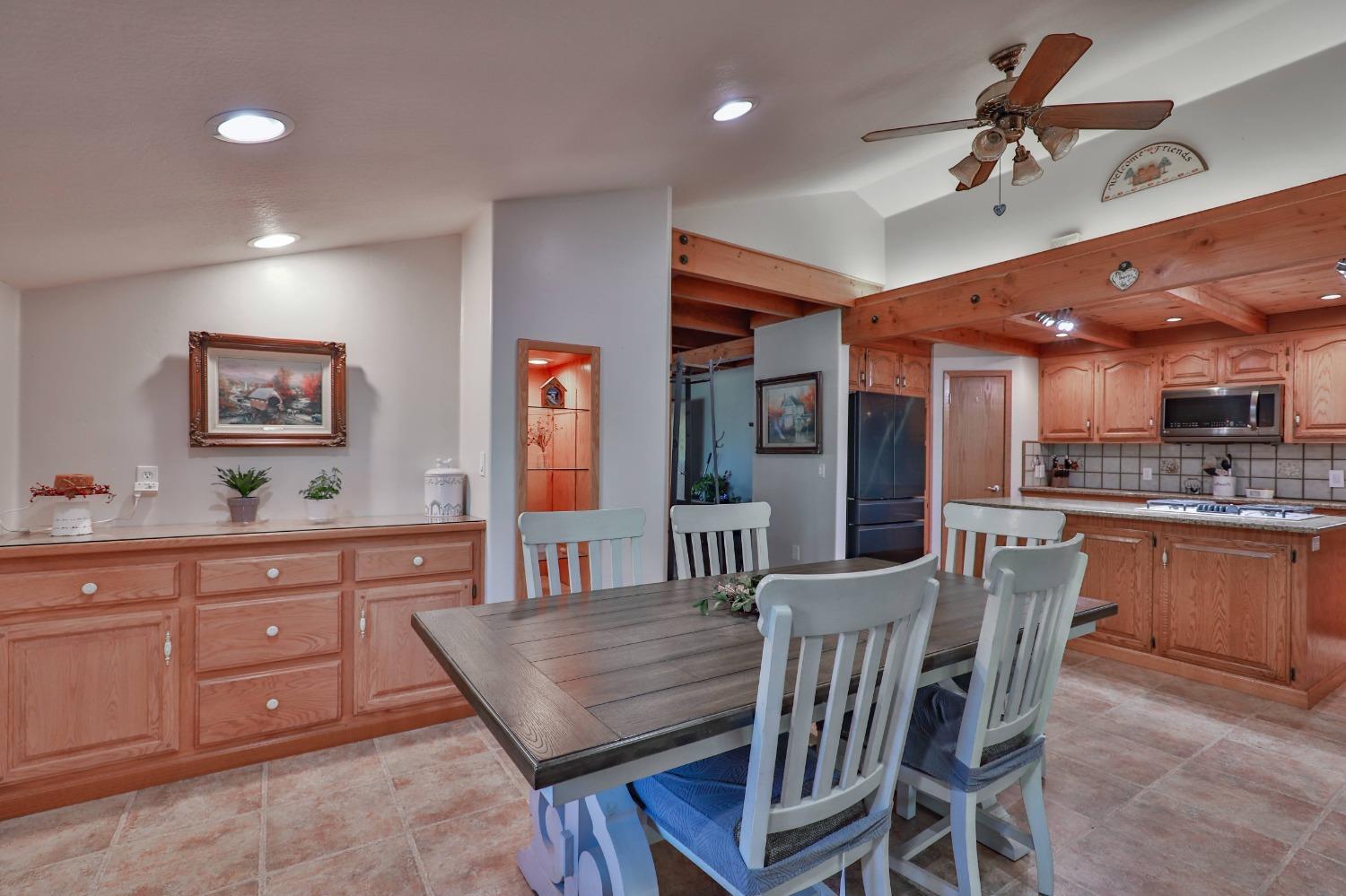 Detail Gallery Image 8 of 83 For 6091 Dutch Mine Rd, Diamond Springs,  CA 95619 - 4 Beds | 3 Baths