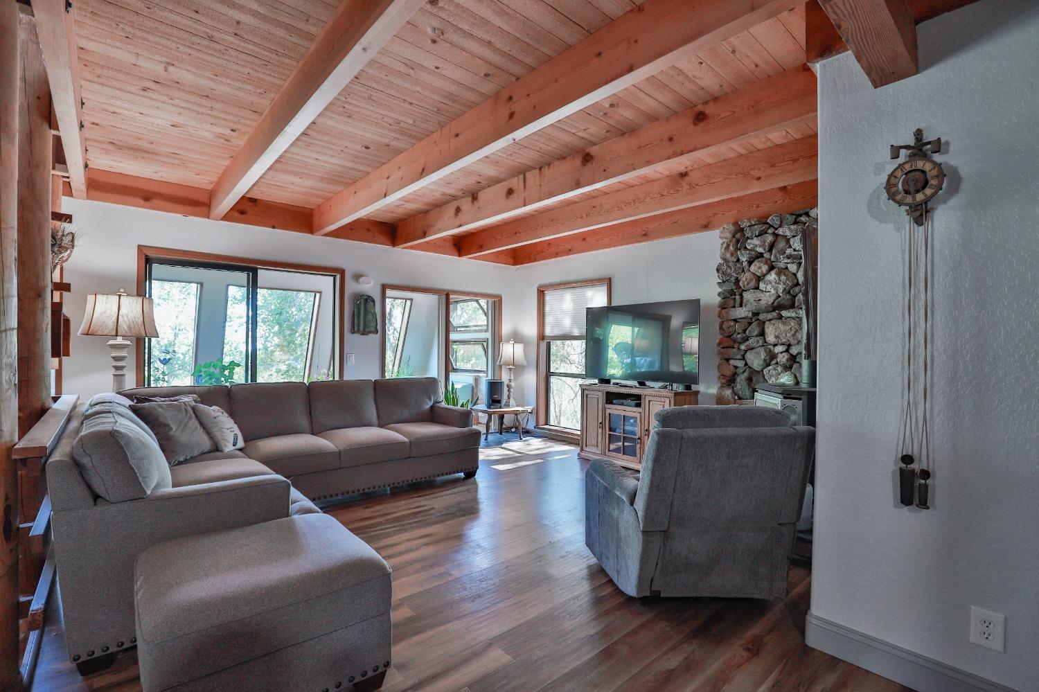 Detail Gallery Image 11 of 83 For 6091 Dutch Mine Rd, Diamond Springs,  CA 95619 - 4 Beds | 3 Baths