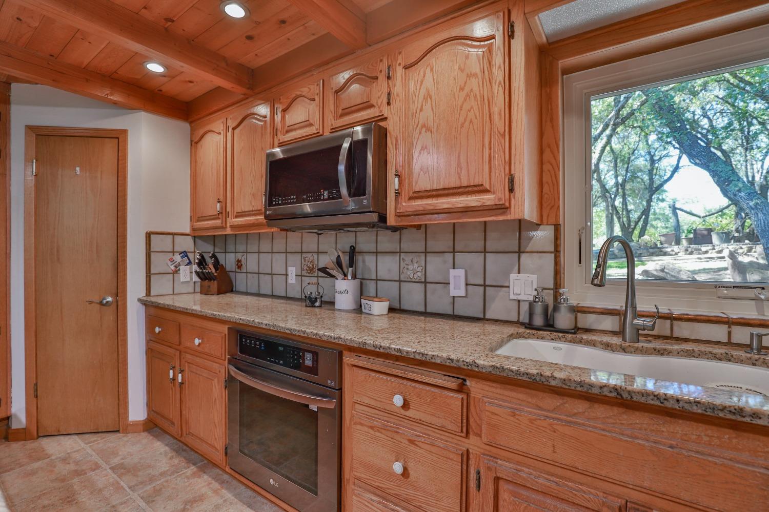 Detail Gallery Image 5 of 83 For 6091 Dutch Mine Rd, Diamond Springs,  CA 95619 - 4 Beds | 3 Baths