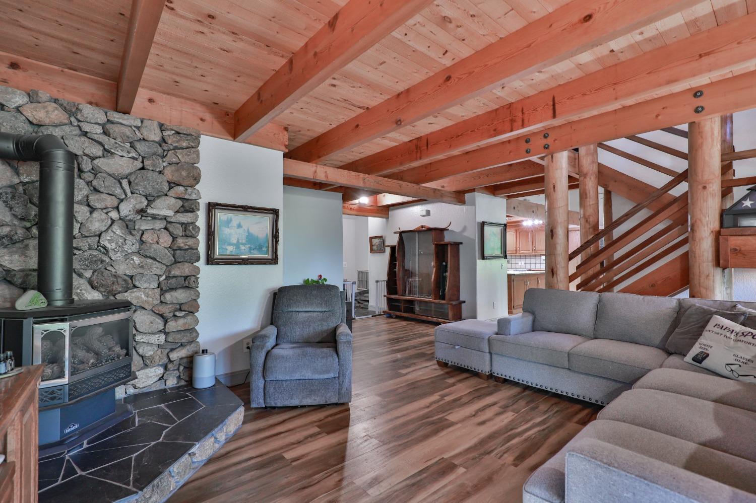 Detail Gallery Image 10 of 83 For 6091 Dutch Mine Rd, Diamond Springs,  CA 95619 - 4 Beds | 3 Baths
