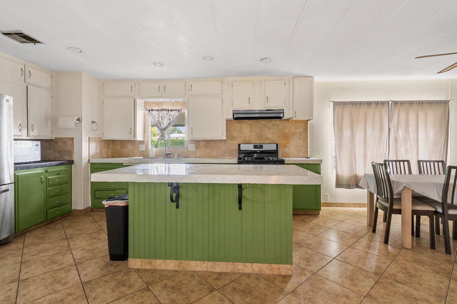 Detail Gallery Image 15 of 39 For 5100 N Highway 99 90, Stockton,  CA 95212 - 3 Beds | 3 Baths