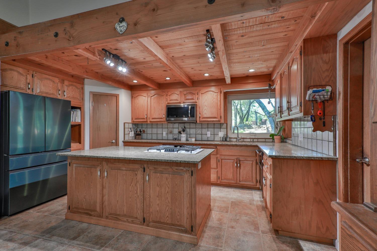 Detail Gallery Image 4 of 83 For 6091 Dutch Mine Rd, Diamond Springs,  CA 95619 - 4 Beds | 3 Baths