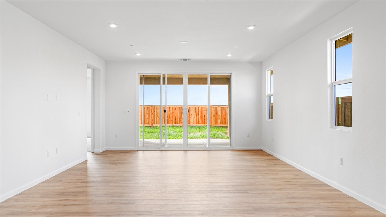 Detail Gallery Image 13 of 36 For 1054 Camomile Dr, Plumas Lake,  CA 95961 - 4 Beds | 2 Baths