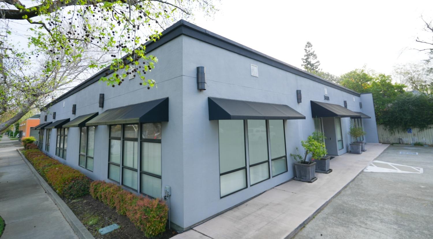 Detail Gallery Image 1 of 14 For 3001 E St, Sacramento,  CA 95816 - – Beds | – Baths