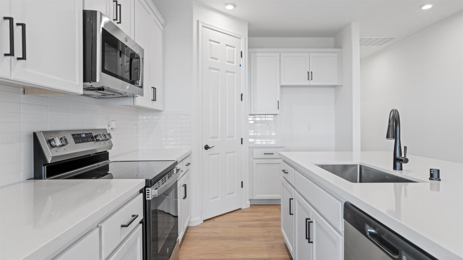 Detail Gallery Image 10 of 36 For 1054 Camomile Dr, Plumas Lake,  CA 95961 - 4 Beds | 2 Baths