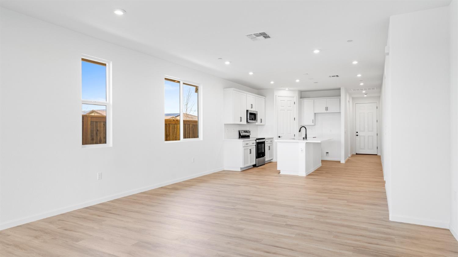 Detail Gallery Image 14 of 36 For 1054 Camomile Dr, Plumas Lake,  CA 95961 - 4 Beds | 2 Baths