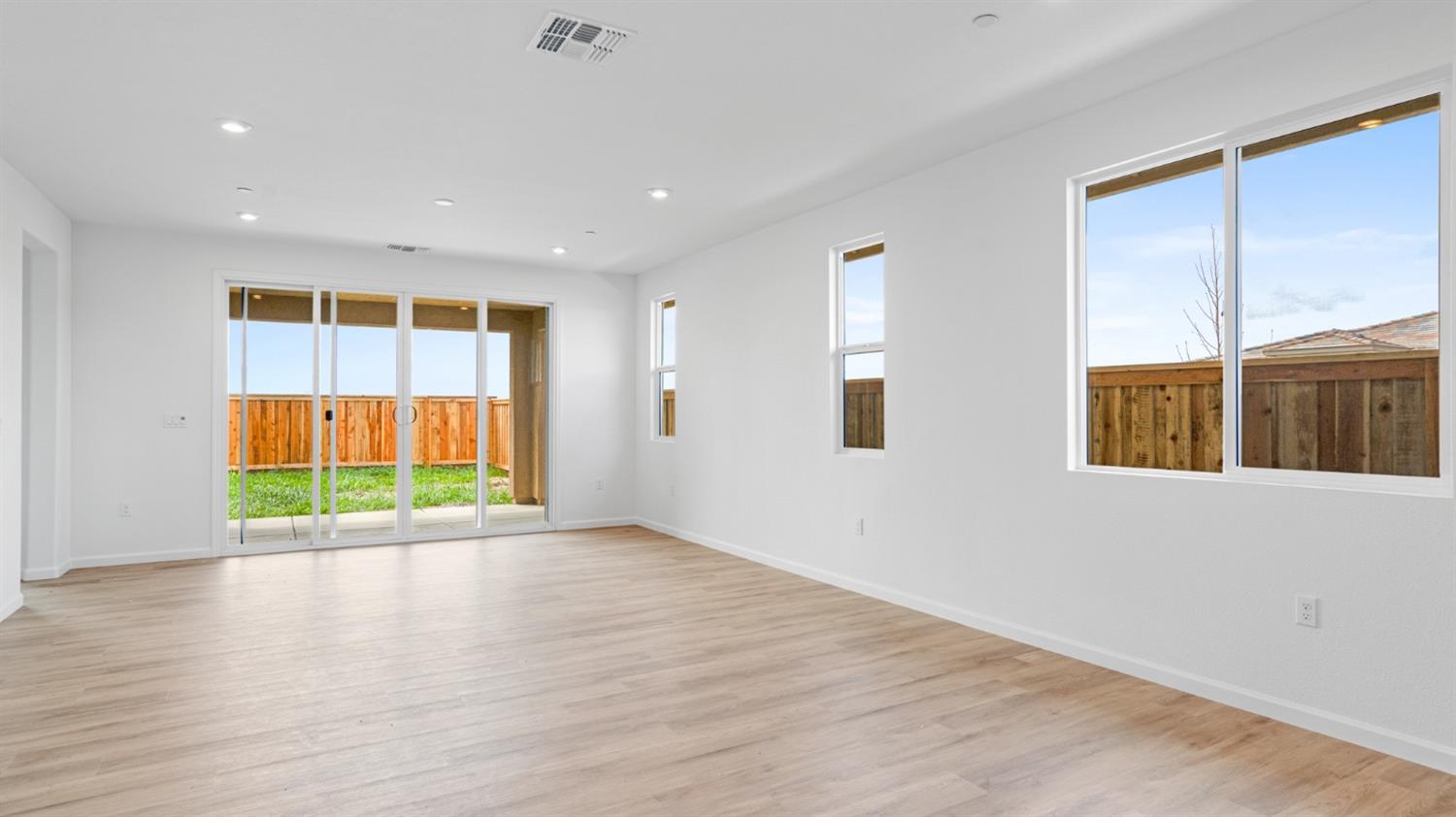 Detail Gallery Image 12 of 36 For 1054 Camomile Dr, Plumas Lake,  CA 95961 - 4 Beds | 2 Baths