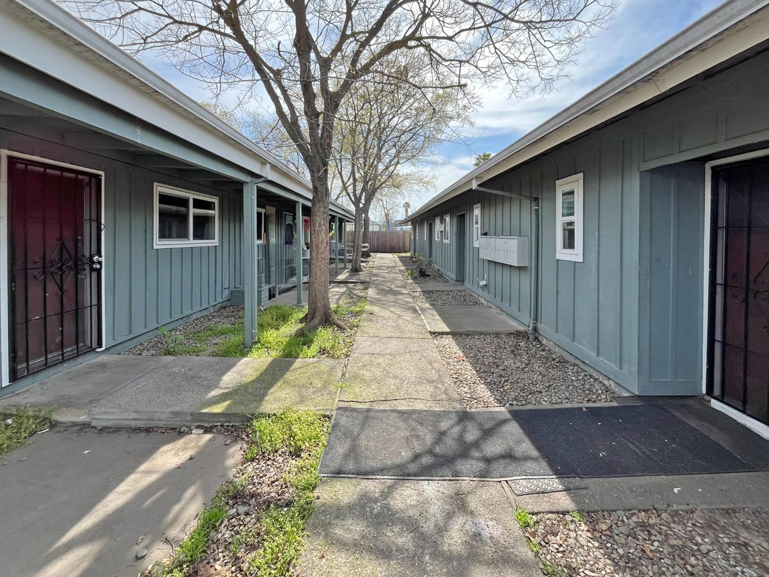 Detail Gallery Image 4 of 11 For 742 Bowles St, Sacramento,  CA 95815 - – Beds | – Baths